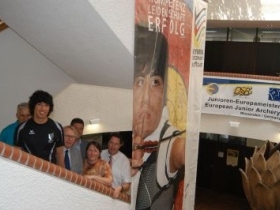 Plakat im Rathaus wirbt für Bogen-EM in Winnenden
