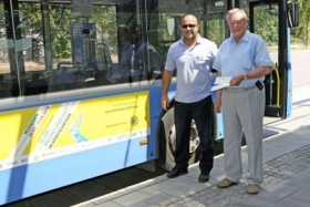 DSB-Präsident Josef Ambacher überreicht zwei WM-Tickets