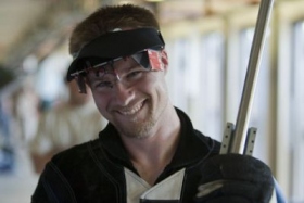Matthew Emmons gewinnt Disziplin Freie Waffe in Belgrad