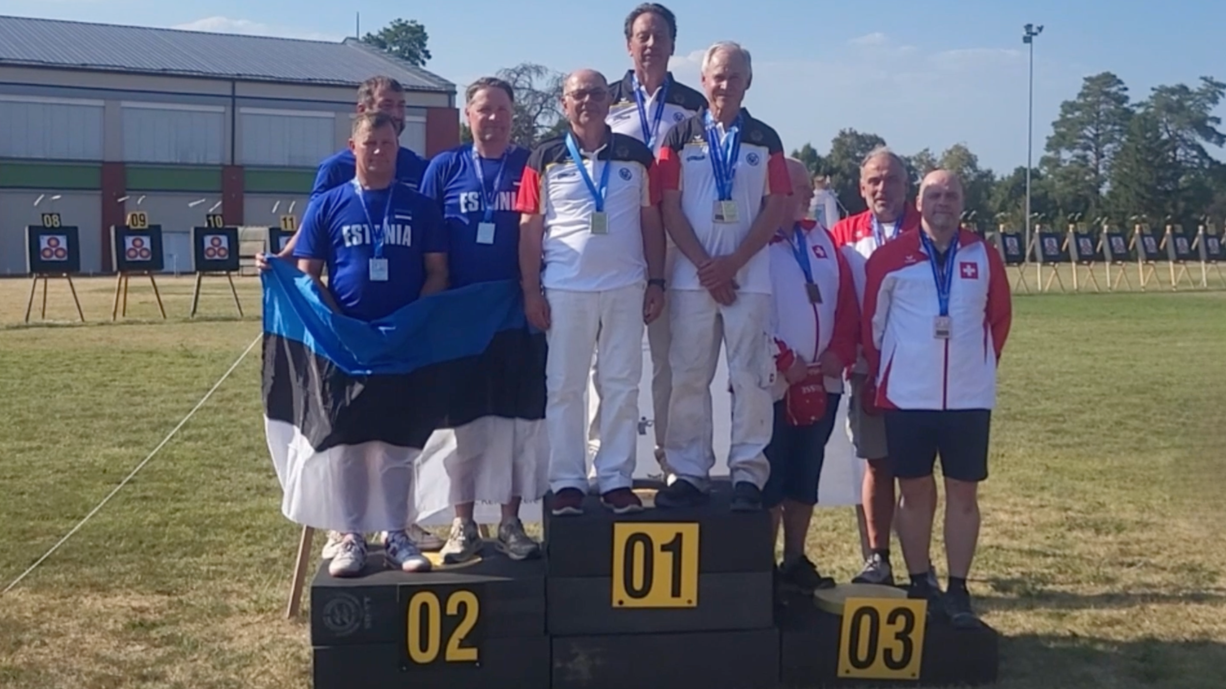 Foto: privat / Das Treppchen bei der Feldarmbrust-WM mit (v.l.) Bernhard Kreps, Karl-Heinz Blumtritt und Karl-Ernst Weißmann ganz oben.