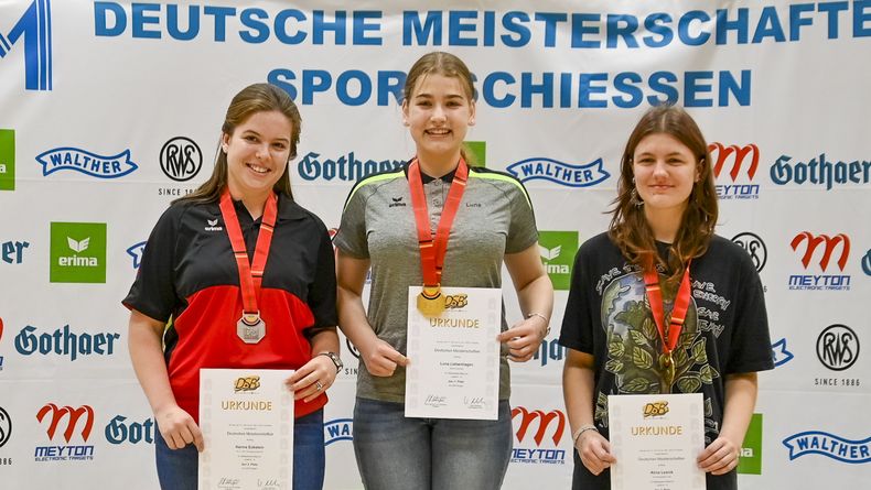 Foto: Eckhard Frerichs / Auf dem Treppchen in der Jugendklasse weiblich v.l.: Hanna Eckstein (SV Grünsberg-Weinhof), Luna Liebenhagen (SGes Kreiensen) und Alina Lesnik (SV Nordwohlde). Foto: Eckhard Frerichs / Auf dem Treppchen in der Jugendklasse weiblich v.l.: Hanna Eckstein (SV Grünsberg-Weinhof), Luna Liebenhagen (SGes Kreiensen) und Alina Lesnik (SV Nordwohlde).