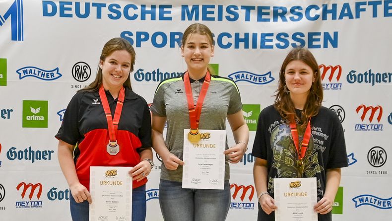 Foto: Eckhard Frerichs / Auf dem Treppchen in der Jugendklasse weiblich v.l.: Hanna Eckstein (SV Grünsberg-Weinhof), Luna Liebenhagen (SGes Kreiensen) und Alina Lesnik (SV Nordwohlde). Foto: Eckhard Frerichs / Auf dem Treppchen in der Jugendklasse weiblich v.l.: Hanna Eckstein (SV Grünsberg-Weinhof), Luna Liebenhagen (SGes Kreiensen) und Alina Lesnik (SV Nordwohlde).