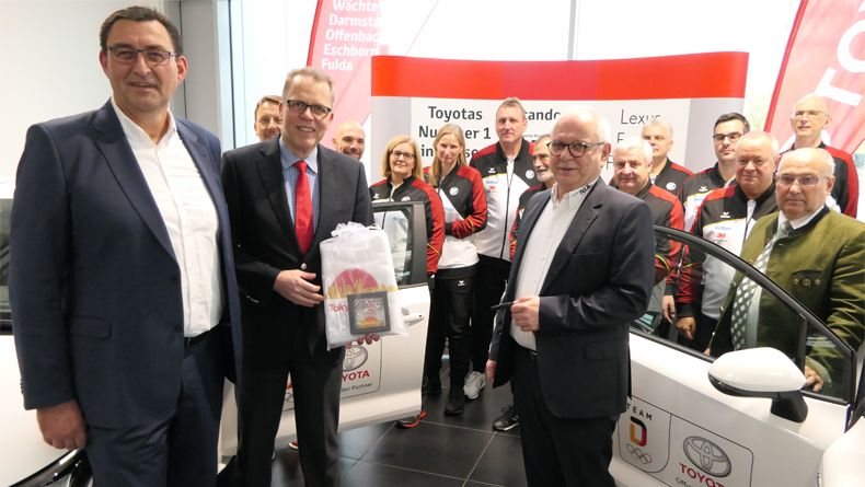 Foto: DSB / Schlüsselübergabe! DSB-Bundesgeschäftsführer Jörg Brokamp (Mitte) mit Nico Greb, Vertriebsleitung Autohaus Nix (links) und Thomas Schwind, Betriebsleiter von Autohaus NIX Frankfurt.