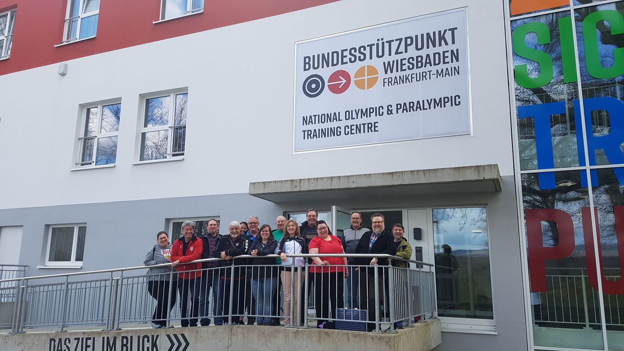 Foto: DSJ / Die Teilnehmer an der Schulung "Digitale Methodenkompetenz" vor dem Bundesstützpunkt in Wiesbaden.