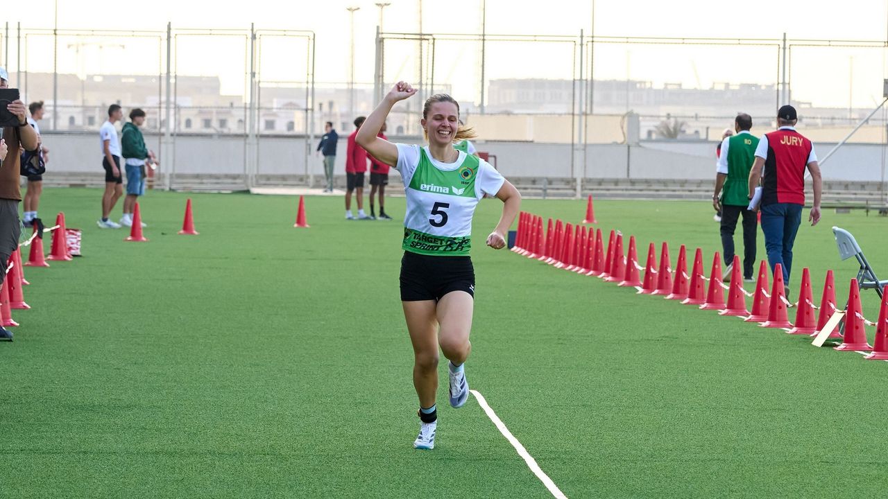 Foto: ISSF / Der Moment des Triumphes: Jana Landwehr reckt die Faust - in wenigen Metern ist die Einzel-Weltmeisterin im Target Sprint.