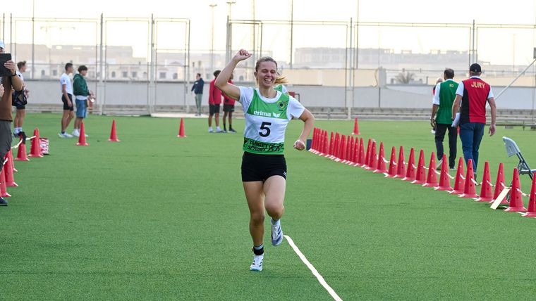 Foto: ISSF / Der Moment des Triumphes: Jana Landwehr reckt die Faust - in wenigen Metern ist die Einzel-Weltmeisterin im Target Sprint.