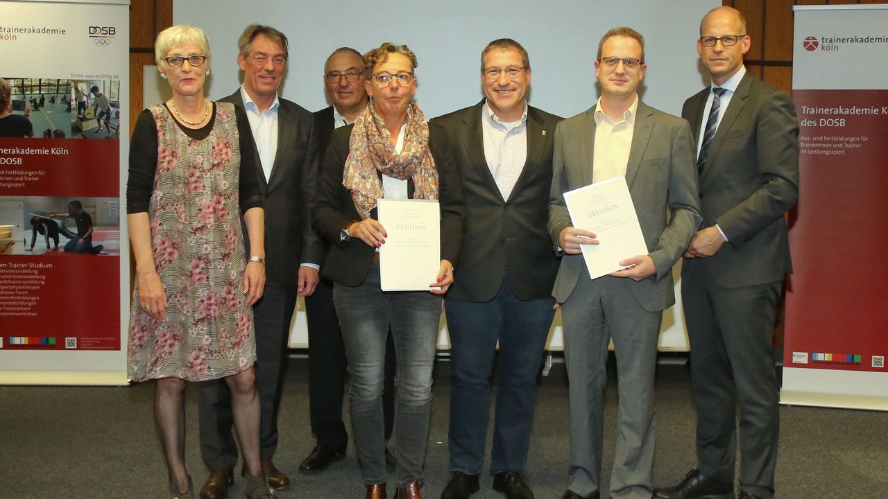 Foto: DSB / v. l.: TA-Studienleiterin Ute Jäger,  Staatskanzlei NRW Bernhard Schwank, Vorstand der TA Peter Frese, Diplomtrainerin Katharina Bechtel, Koordinator des DSB Stefan Hoffmann, Diplomtrainer Marco Müller, Min-Direktor Tobias Wiemann BMI.