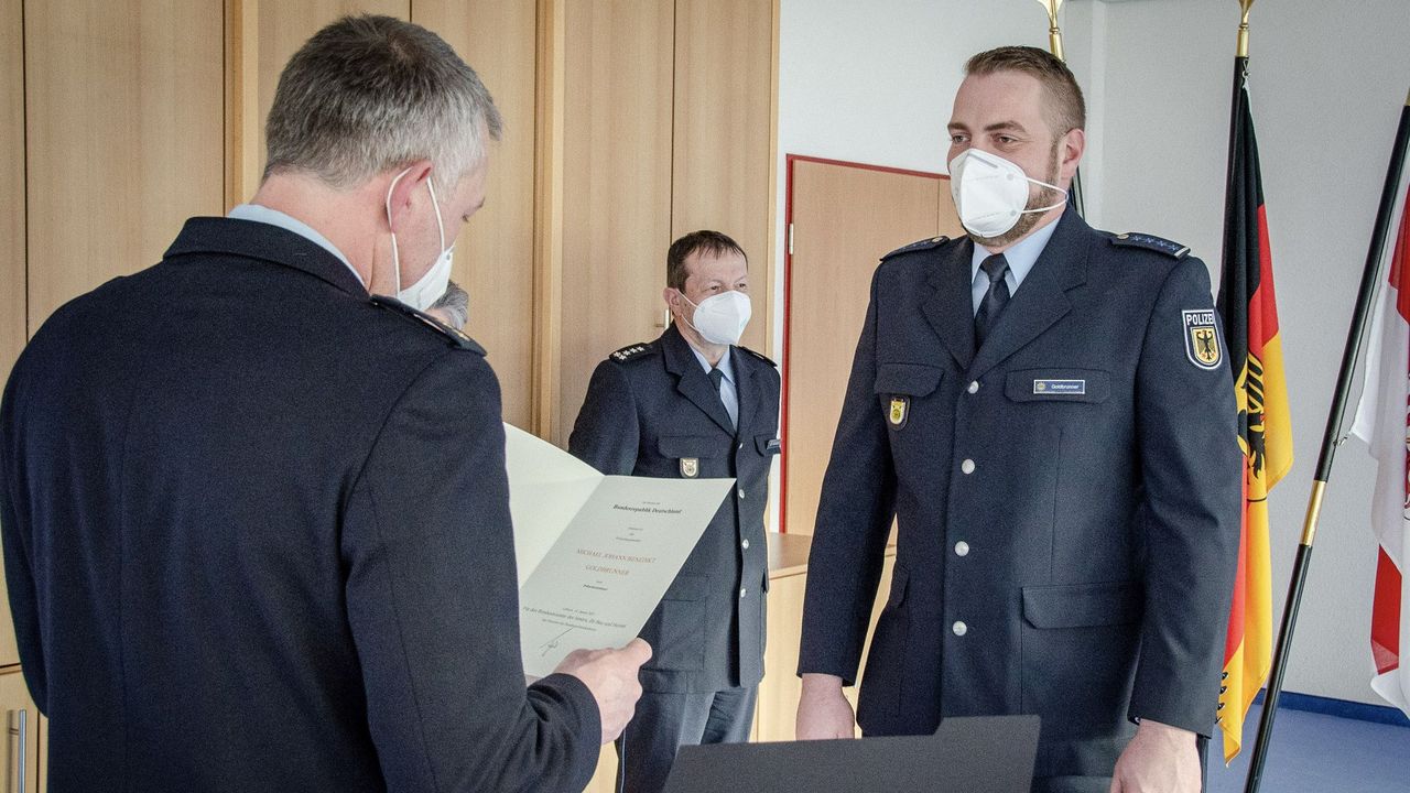 Foto: Bundespolizei / Der Moment für Michael Goldbrunner, als er die Ernennungsurkunde zum Polizeikommissar erhält.