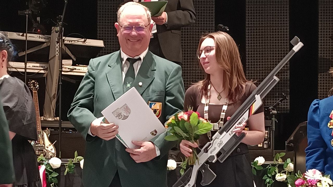 Foto: LV MP / Trainer Klaus-Peter Stoecker und Athletin Marie Melms vom SV Boizenburg freuten sich über das LG 500 von Carl Walther im Rahmen der Kampagne #Jugendtrifft