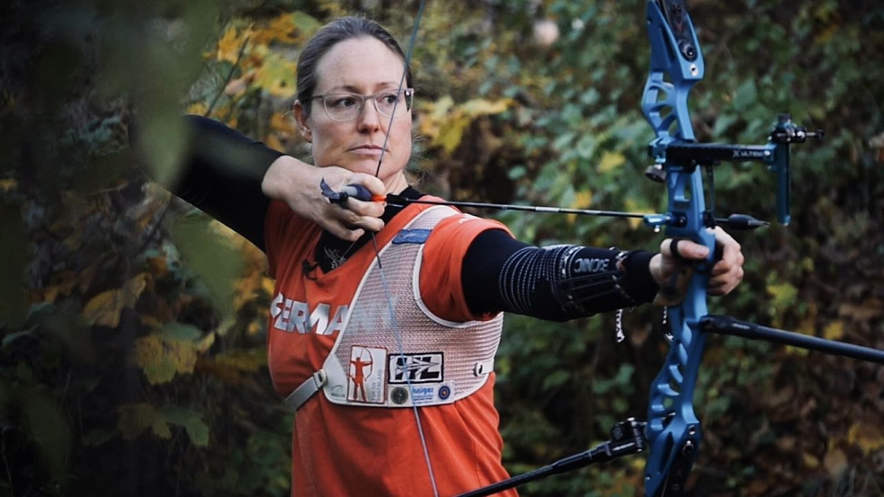 TV-Tipp: Lisa Unruh imitiert Avenger Hawkeye