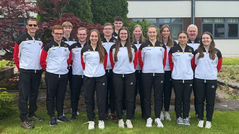 Foto: DSB / So sieht das deutsche Gewehrteam für die Junioren-WM 2026 in Suhl aus, das Bundestrainerin Claudia Kulla (6.v.r.) und ihr Betreuerteam zusammengestellt haben. Foto: DSB / So sieht das deutsche Gewehrteam für die Junioren-WM 2026 in Suhl aus, das Bundestrainerin Claudia Kulla (6.v.r.) und ihr Betreuerteam zusammengestellt haben.
