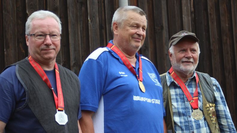 Foto: Martina Brandes / Armin Grübl gewann den Titel mit der Steinschossflinte und siegte vor den treffergleichen Günter Hörmeyer und Uwe Heincker. Foto: Martina Brandes / Armin Grübl gewann den Titel mit der Steinschossflinte und siegte vor den treffergleichen Günter Hörmeyer und Uwe Heincker.