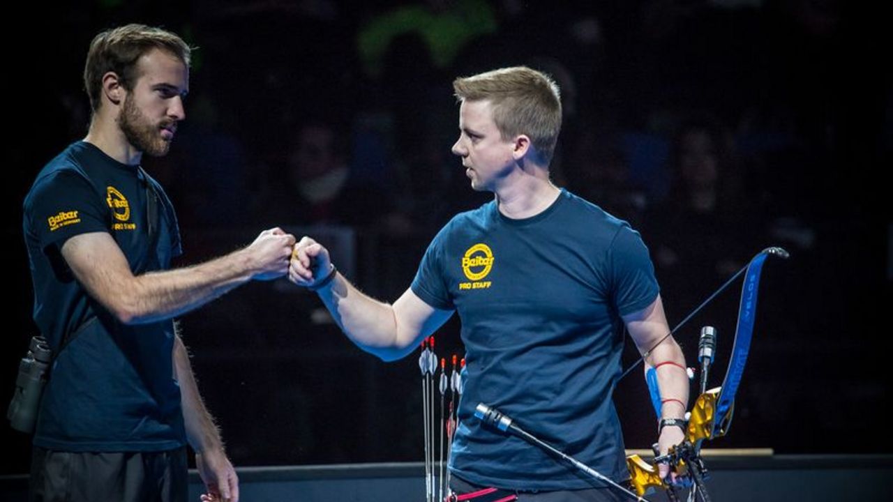 Foto: World Archery / Cedric Rieger (rechts) belegte in Nimes den Bronzerang, Florian Kahllund wurde Neunter.