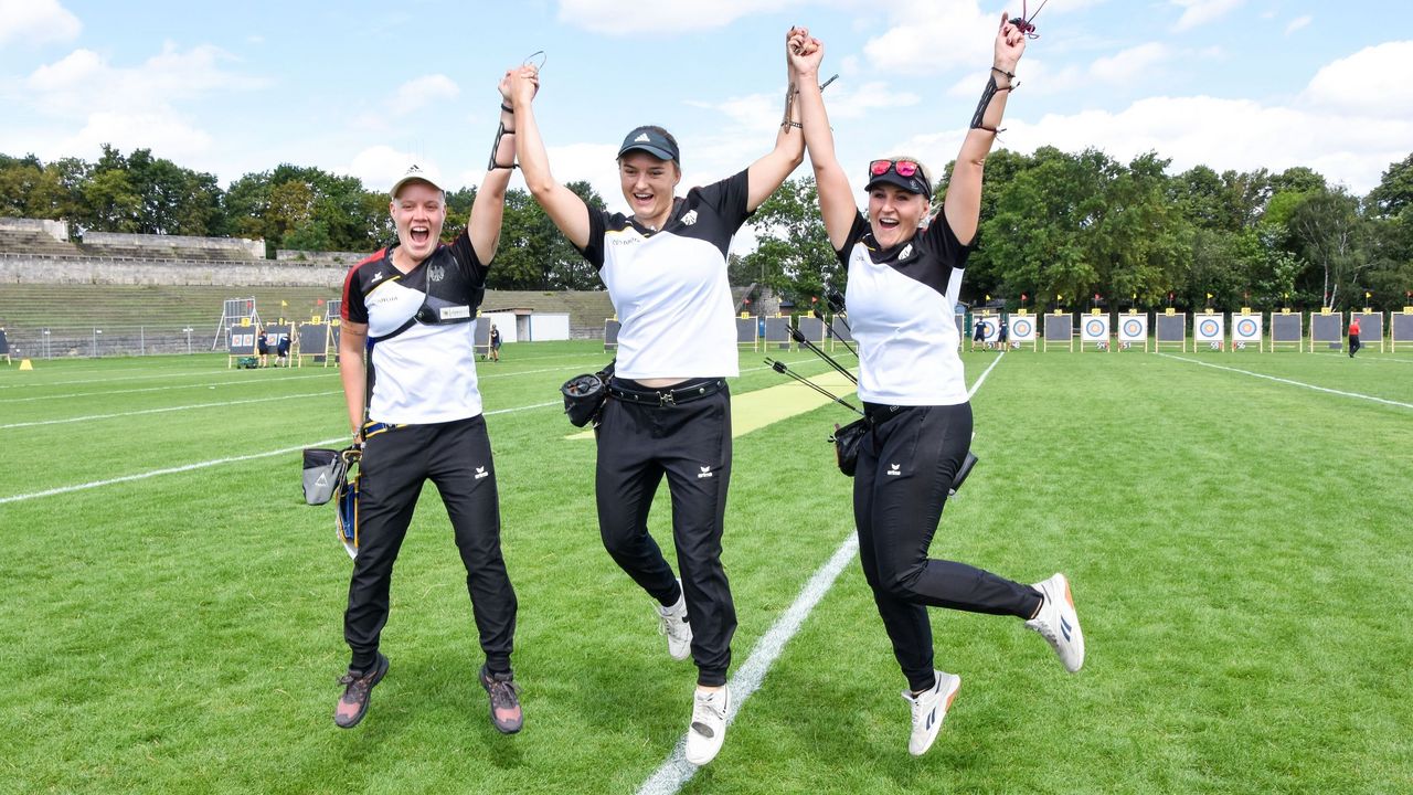 Foto: Eckhard Frerichs / Ins WM-Halbfinale gesprungen: Michelle Kroppen, Charline Schwarz und Katharina Bauer.