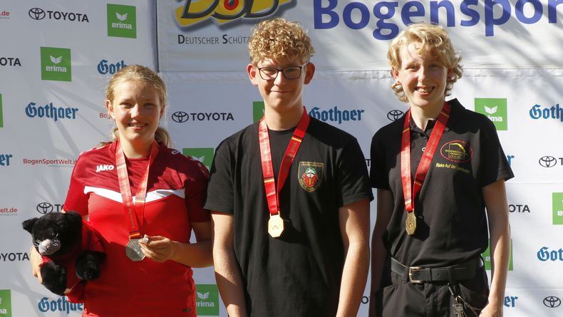 Foto: Margrit Kunde / Das Podium bei der Blankbogen-Jugend v.l.: Paula Imminger, Silas Lutz und Rieke Auf der Landwehr. Foto: Margrit Kunde / Das Podium bei der Blankbogen-Jugend v.l.: Paula Imminger, Silas Lutz und Rieke Auf der Landwehr.
