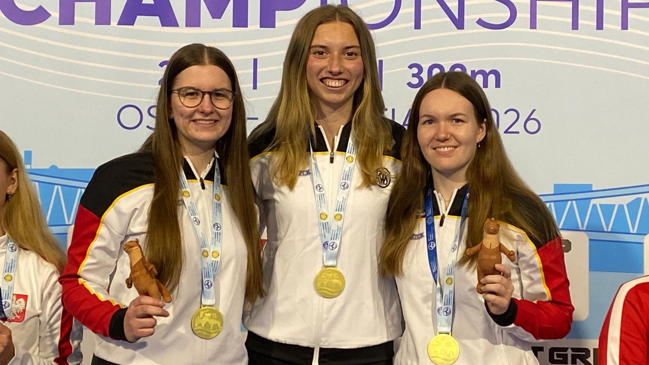 Foto: DSB / Freuten sich zum Auftakt der Junioren-Wettkämpfe über Team-Gold im Dreistellungskampf: Xenia Mund, Finja Rentmeister und Katrin Grabowski (v.l.).