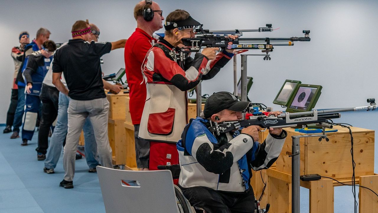 Foto: DSB / Im Vordergrund Josef Neumaier, Sparkasse Altötting-Mühldorf, mehrfacher Medaillengewinner Paralympics.