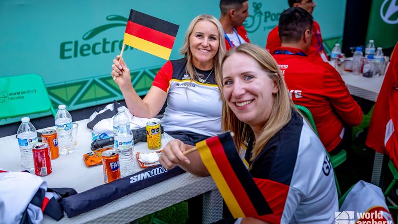Foto: World Archery / Zwei starke Botschafterin für den deutschen Bogensport: Recurverin Katharina Bauer und Compounderin Katharina Raab. Foto: World Archery / Zwei starke Botschafterin für den deutschen Bogensport: Recurverin Katharina Bauer und Compounderin Katharina Raab.
