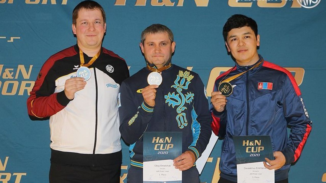 Foto: BSSB / Christian Reitz strahlte über Silber neben Oleg Omelchuk (UKR) und Davaakhuu Entkhtaivan (MGL).