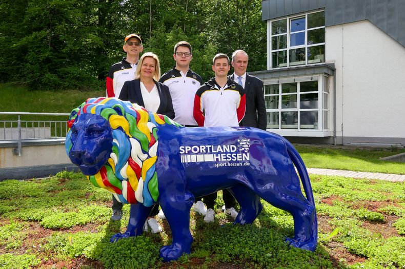 Foto: DSB / Nancy Faeser tauschte sich auch rege mit Spitzensportlern aus dem Kader der Schnellfeuerpistolenschützen aus. Auf dem Bild v.l.: Bundestrainer Detlef Glenz, Florian Peter, Fabian Otto und Hans-Heinrich von Schönfels.