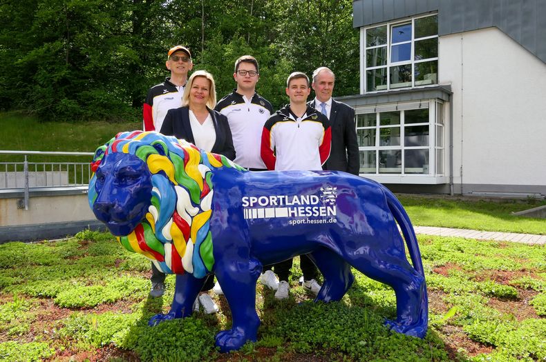 Foto: DSB / Nancy Faeser tauschte sich auch rege mit Spitzensportlern aus dem Kader der Schnellfeuerpistolenschützen aus. Auf dem Bild v.l.: Bundestrainer Detlef Glenz, Florian Peter, Fabian Otto und Hans-Heinrich von Schönfels. Foto: DSB / Nancy Faeser tauschte sich auch rege mit Spitzensportlern aus dem Kader der Schnellfeuerpistolenschützen aus. Auf dem Bild v.l.: Bundestrainer Detlef Glenz, Florian Peter, Fabian Otto und Hans-Heinrich von Schönfels.