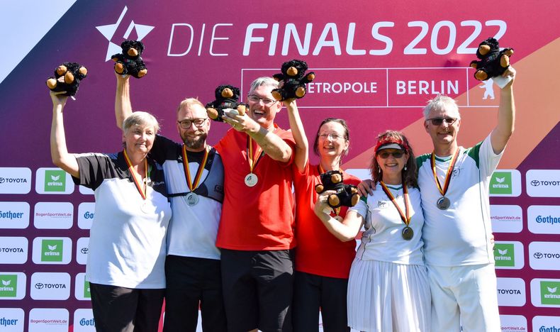 Foto: Eckhard Frerichs / Glückliche Sieger im Mixed-Wettbewerb Recurve Masters.