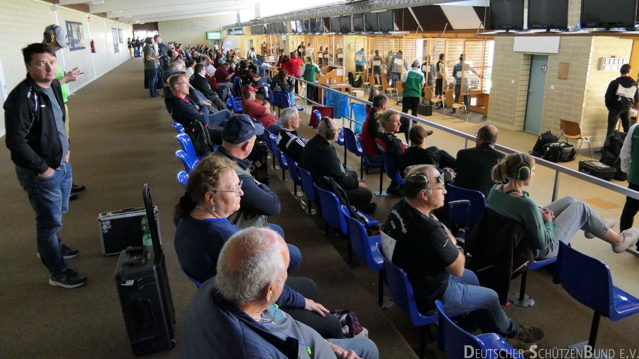 Foto: DSB / "Volles Haus" an Schießlinie und bei den Zuschauern in der Pistolenhalle.