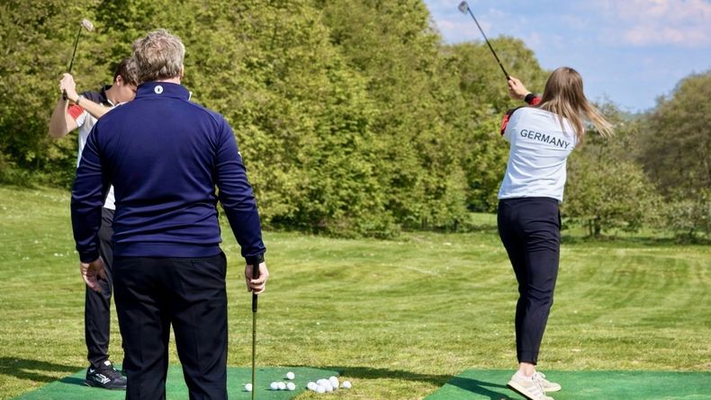 Foto: Lars Rosmanith / Unter Anleitung von Lars Dittmar übten die jungen Schützen den Abschlag auf der Driving Range. 