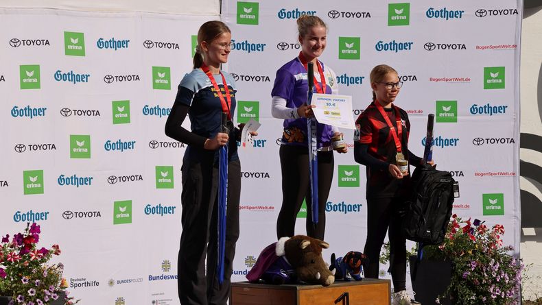 Foto: Markus Wagner / Die drei glücklichen Medaillengewinnerinnen der Klasse Schüler A Recurve v.l.: Linnea Edlich, Hannah Grasser und Kirsi Sanftenberg.