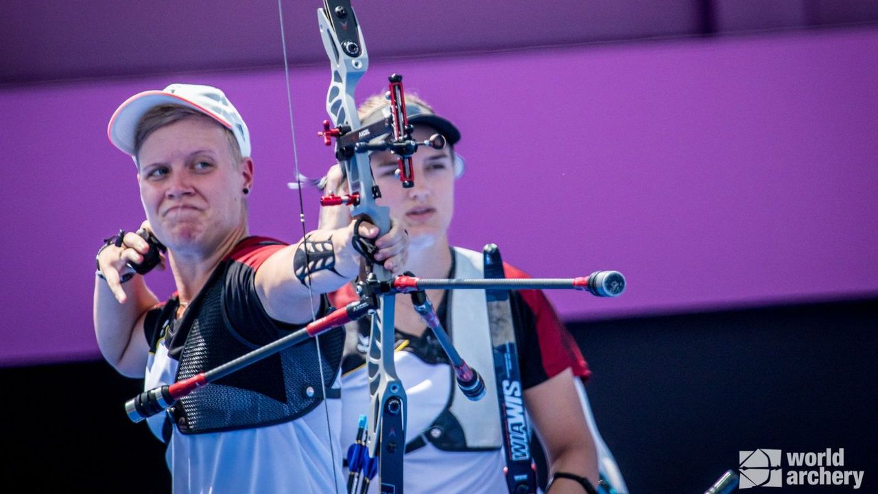 Foto: World Archery / Mal wieder in Sachen Bogensport unterwegs in der Welt: Michelle Kroppen und Charline Schwarz.