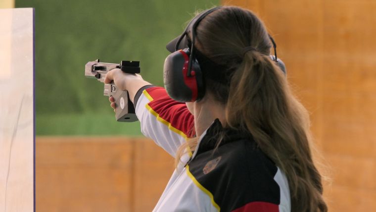 Foto: DSB / Titelverteidigerin Doreen Vennekamp geht mit fünf Ringen Rückstand auf einen Finalplatz in den Duell-Teil mit der Sportpistole.