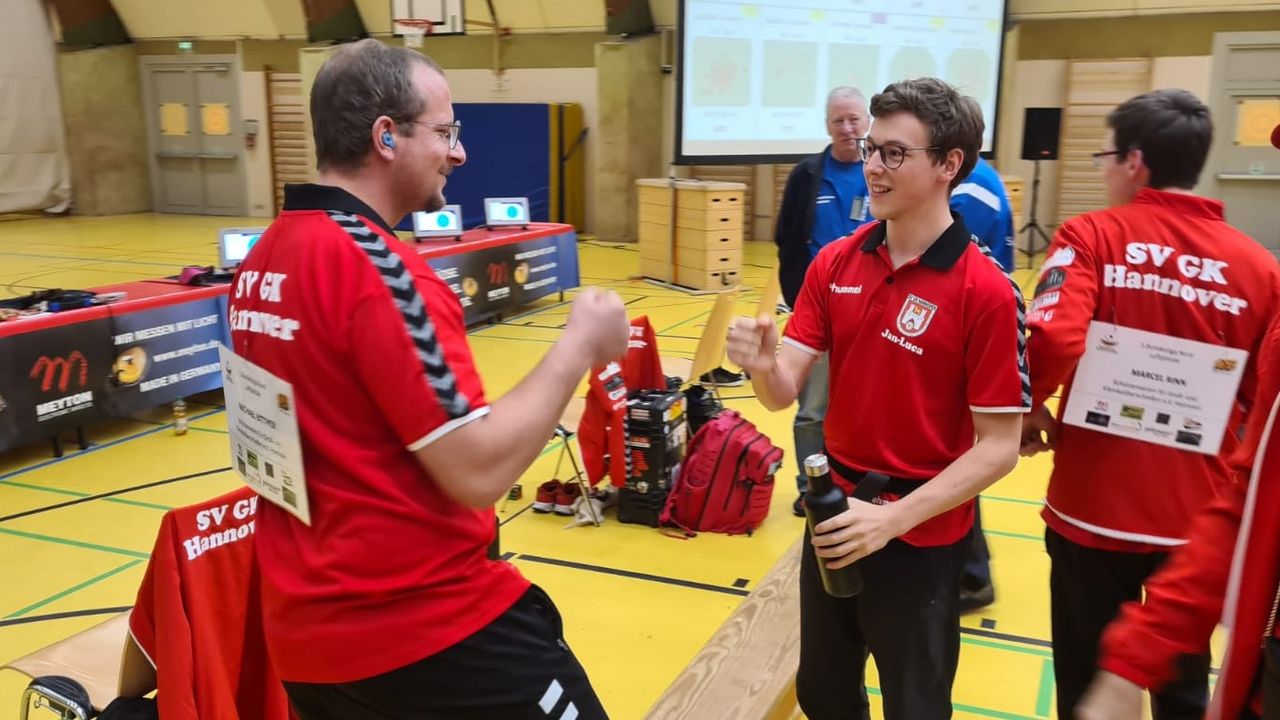 Foto: Philip Bernhard / Freude bei Michael Bittner und Jan-Luca Karstadt über den perfekten Auftakt für Aufsteiger SV GK Hannover.