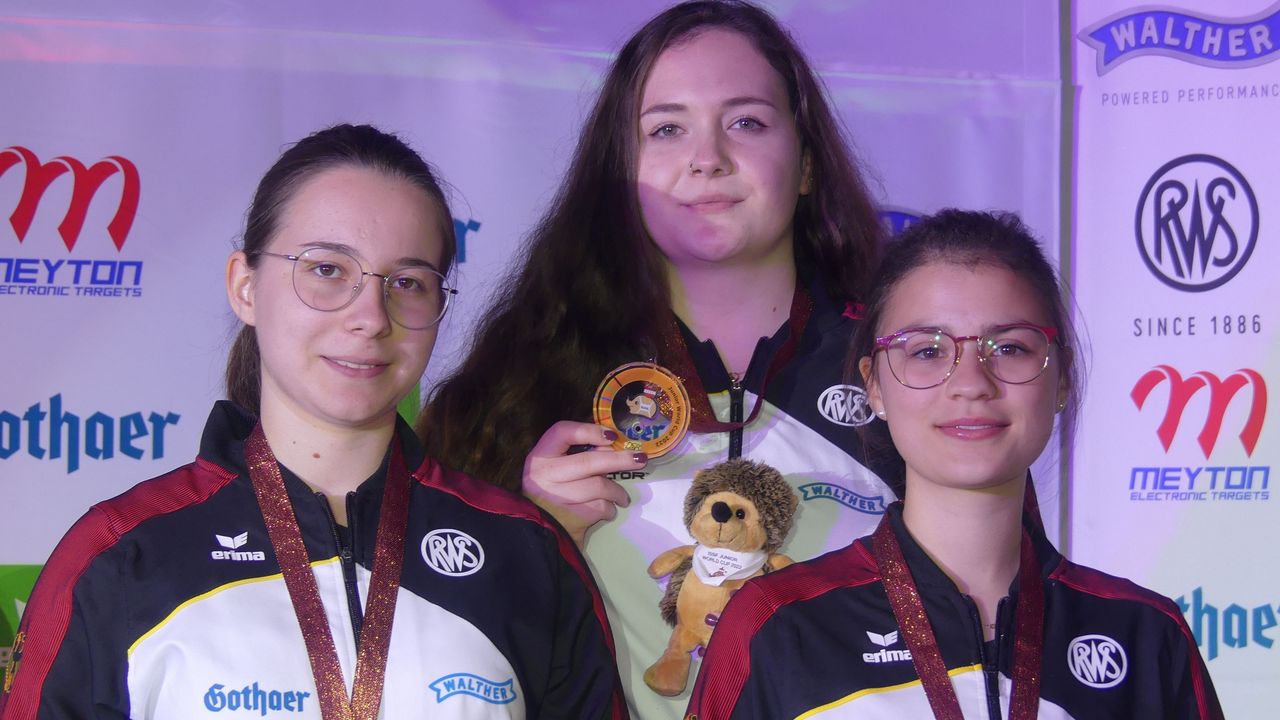 Foto: Michael Eisert: Bronze für das Luftpistolen-Trio Mia Fuchs, Vanessa Seeger und Celina Becker.