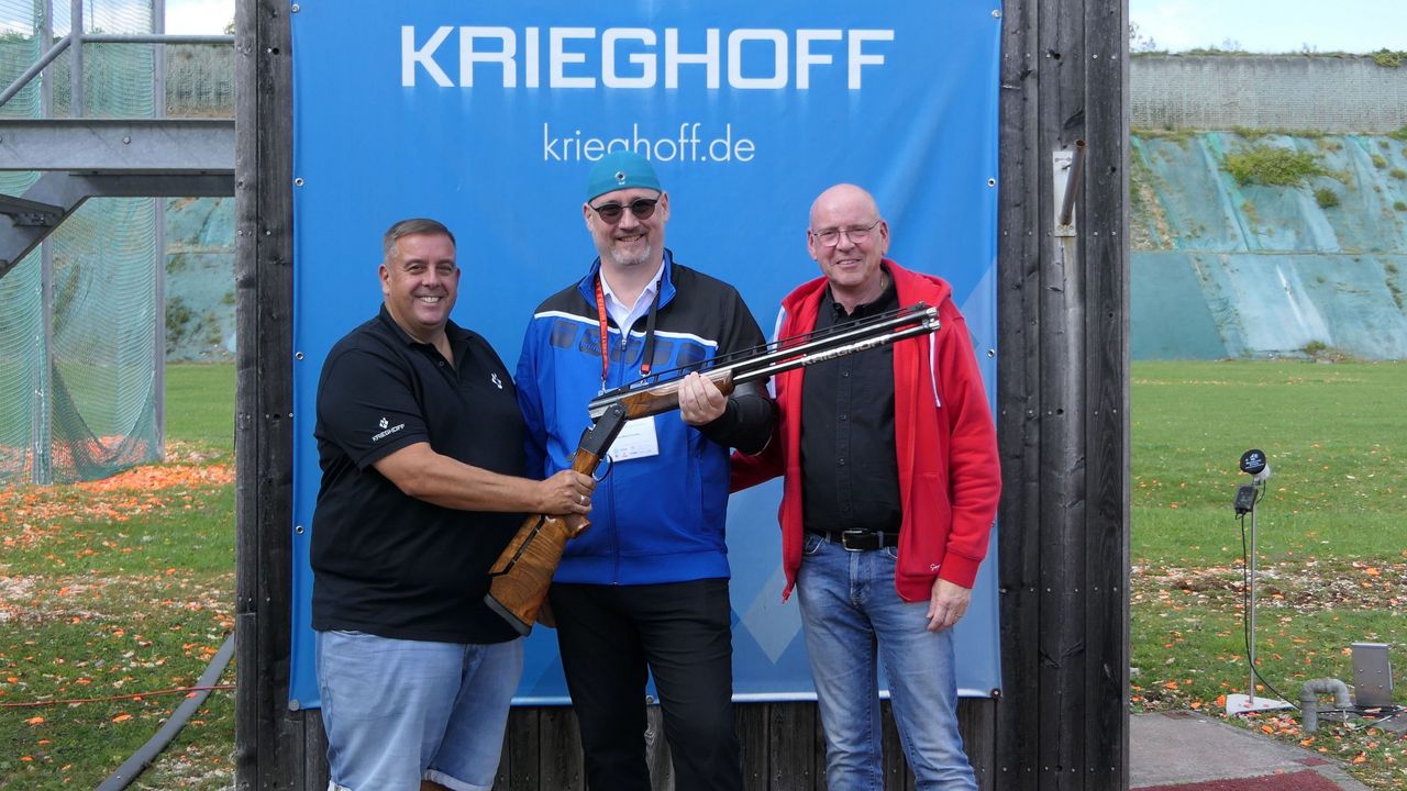 Foto: DSB / So war es 2025: Der glückliche Sieger Thomas König mit Ralf Müller von der Firma Krieghoff (links) sowie Werner Diener, Präsident des Freundeskreis Wurfscheibe. 