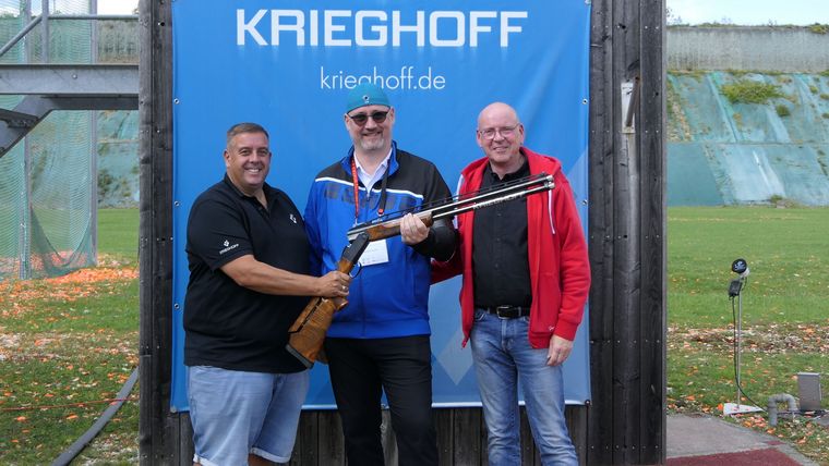 Foto: DSB / Der glückliche Sieger Thomas König mit Ralf Müller von der Firma Krieghoff (links) sowie Werner Diener, Präsident des Freundeskreis Wurfscheibe.