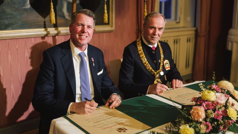 Foto: Sebastian Buff / Prinz Hubertus von Sachsen-Coburg und Gotha und DSB-Präsident Hans-Heinrich von Schönfels beim Unterschreiben der Protektorats-Urkunden.