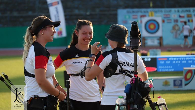 Foto: WAE / Freuen sich über EM-Silber bei den Recurve U21-Juniorinnen: Regina Kellerer, Paulina Middendorff und Fiona Marquardt. Foto: WAE / Freuen sich über EM-Silber bei den Recurve U21-Juniorinnen: Regina Kellerer, Paulina Middendorff und Fiona Marquardt.