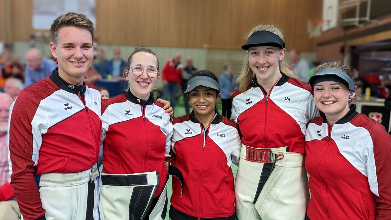 Foto: SV Petersberg / Strahlende Sieger und Tabellenführer im Norden: Das Quintett des SV Petersberg.