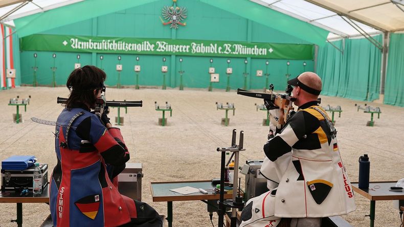 Foto: BSSB / Marius Klöckers (rechts), hier neben Simon Eiglsberger, schoss perfekte 120 Ringe auf die Scheibe und wurde aufgrund der höheren Anzahl von Innenzehnern Deutscher Meister. Foto: BSSB / Marius Klöckers (rechts), hier neben Simon Eiglsberger, schoss perfekte 120 Ringe auf die Scheibe und wurde aufgrund der höheren Anzahl von Innenzehnern Deutscher Meister.