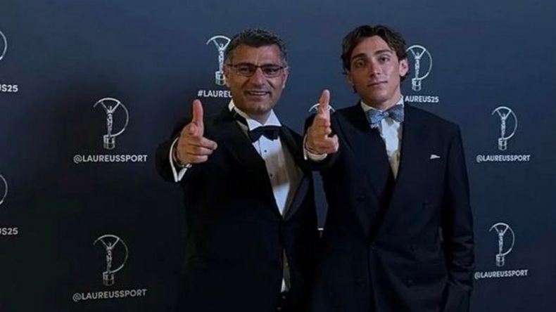 Foto: Laureussport / Stabhochspringer Armand Duplantis imitierte Dikec bei den Olympischen Spielen und begegnte ihm bei den Laureussport-Awards erneut. Foto: Laureussport / Stabhochspringer Armand Duplantis imitierte Dikec bei den Olympischen Spielen und begegnte ihm bei den Laureussport-Awards erneut.