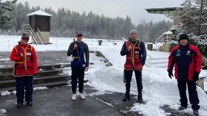 Foto: DSB / Bei jedem Wetter... Axel Krämer (ganz rechts) mit seinen Skeet-Schützen im winterlichen Suhl.