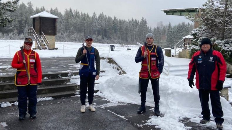 Foto: DSB / Bei jedem Wetter... Axel Krämer (ganz rechts) mit seinen Skeet-Schützen im winterlichen Suhl. Foto: DSB / Bei jedem Wetter... Axel Krämer (ganz rechts) mit seinen Skeet-Schützen im winterlichen Suhl.