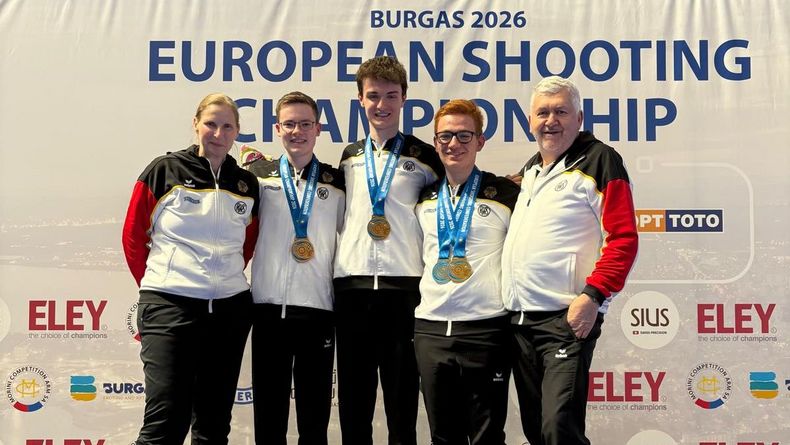 Foto: DSB / Das Europameister-Team mit v.l. Bundestrainerin Claudia Kulla, Luca Preisinger, Luis Eichenseer, Benedikt Ascher und Co-Trainer Rainer Bauer. 