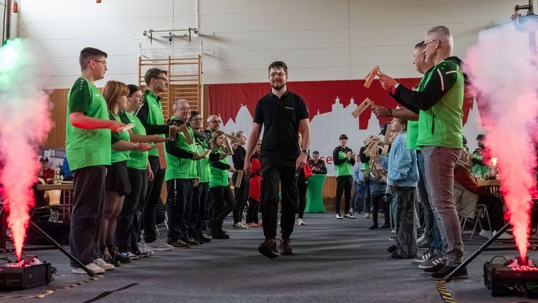 Foto: Hitzhofen-Oberzell / Applaus für Florian Peter von der SGi Waldenburg, der wieder einmal mit seinem Fairplay positiv auffiel.