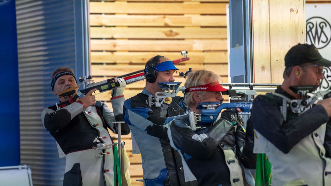 Foto: Jürgen Reber / Im Luftgewehr Senioren II dominierte Erich Huber (3.v.l.).