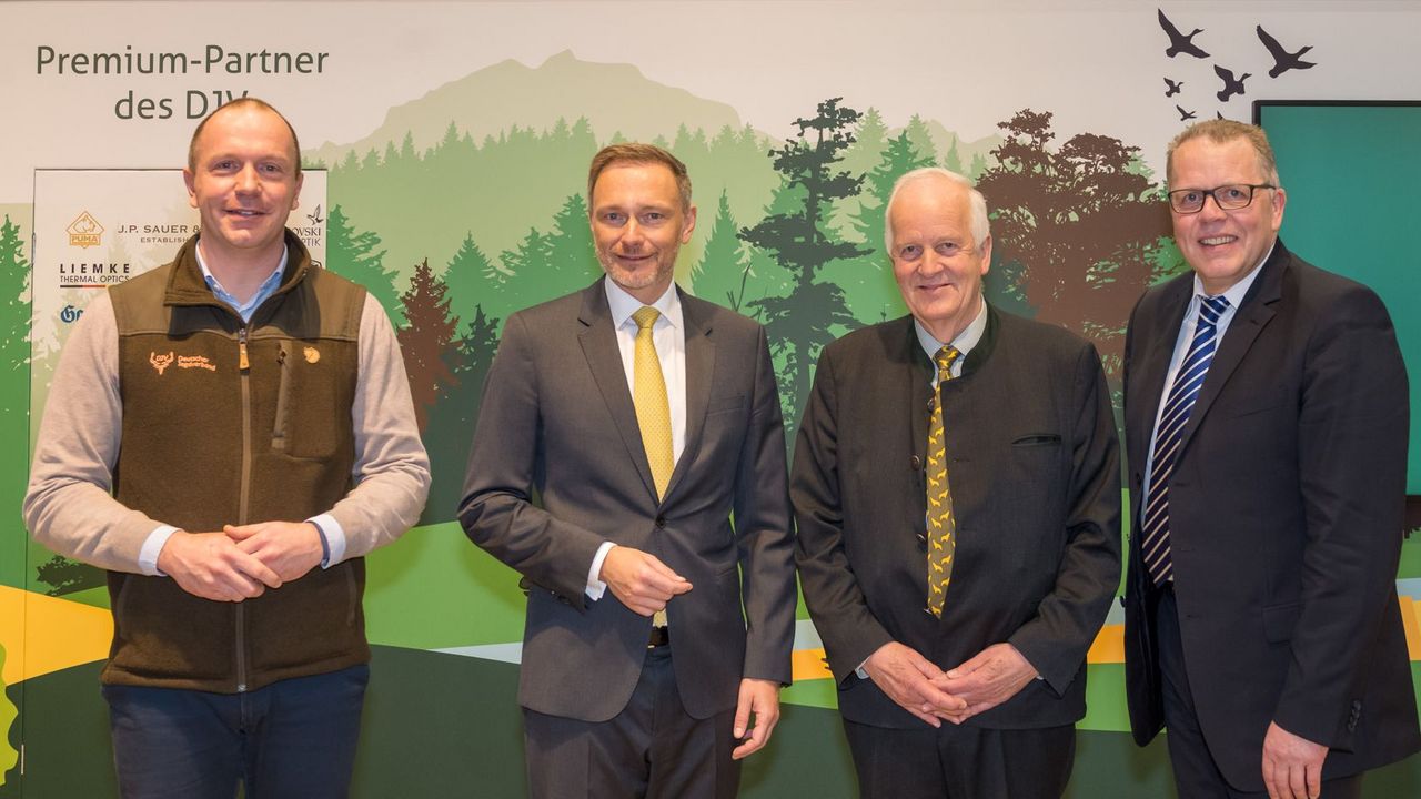 Foto: Recklinghausen/DJV / (v.l.) Olaf Niestroj (Geschäftsführer DJV), Christian Lindner (FDP-Bundesvorsitzender), Dr. Volker Böhning (Präsident DJV) und Jörg Brokamp (Geschäftsführer DSB) sind sich einig: Zuerst muss das Waffengesetz evaluiert werden – gemeinsam mit Jagd- und Schützenverbänden.