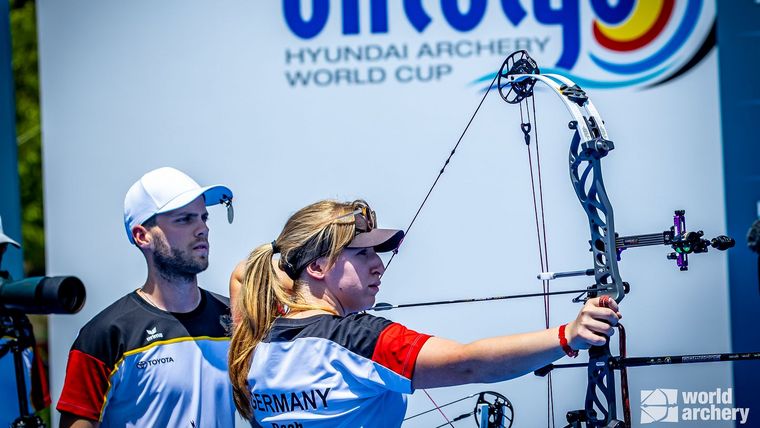 Foto: World Archery / Die Compounder Paolo Kunsch und Katharina Raab, die zuletzt mit Silber beim Weltcup in Antalya überraschten, könnten in Los Angeles 2028 erstmals bei Olympia dabei sein.