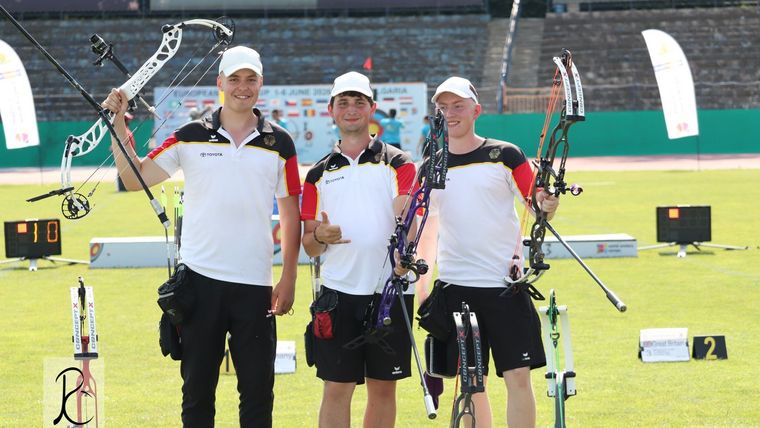 Foto: WAE / Nicht zu schlagen bei der EM: Die neuen Team-Europameister der Compound U21-Junioren Simon Moritz, Fabio Alex und Noah Nuber.