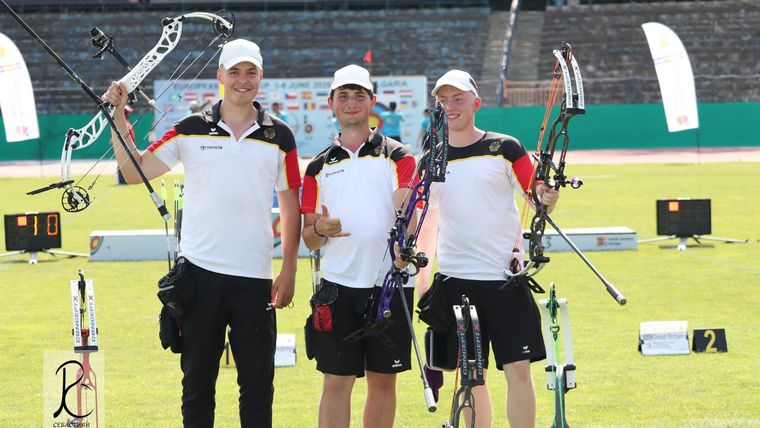 Foto: WAE / Beim Youth Cup in Ruse gewann das Compound-Trio Simon Moritz, Fabio Alex und Noah Nuber (v.l.) Gold im Team-Wettbewerb sowie alle drei Medaillen im Einzel und schoss sich damit in eine Mitfavoritenrolle für die EM.