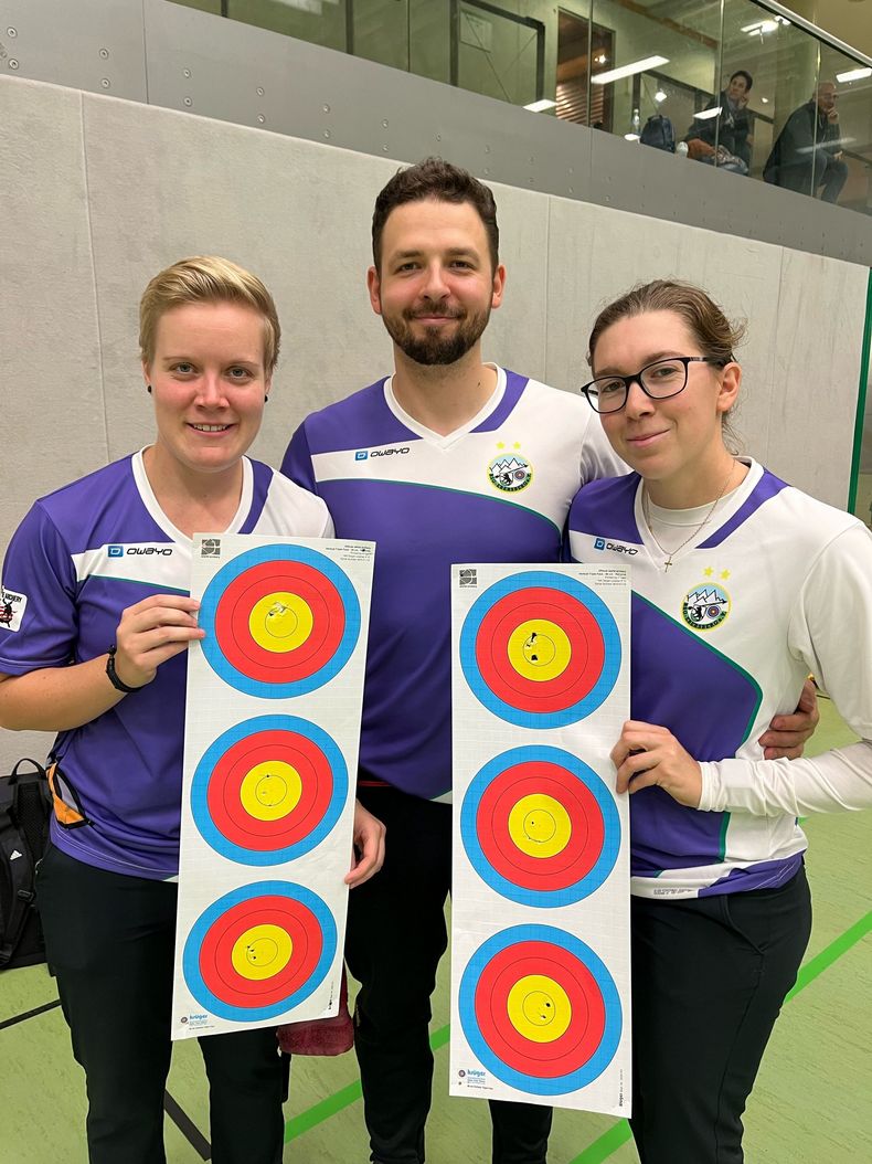 Foto: BSG Ebersberg / Der Beleg! Michelle Kroppen, Maximilian Weckmüller und Elisa Tartler mit der Auflage und den 18. Zehnern.